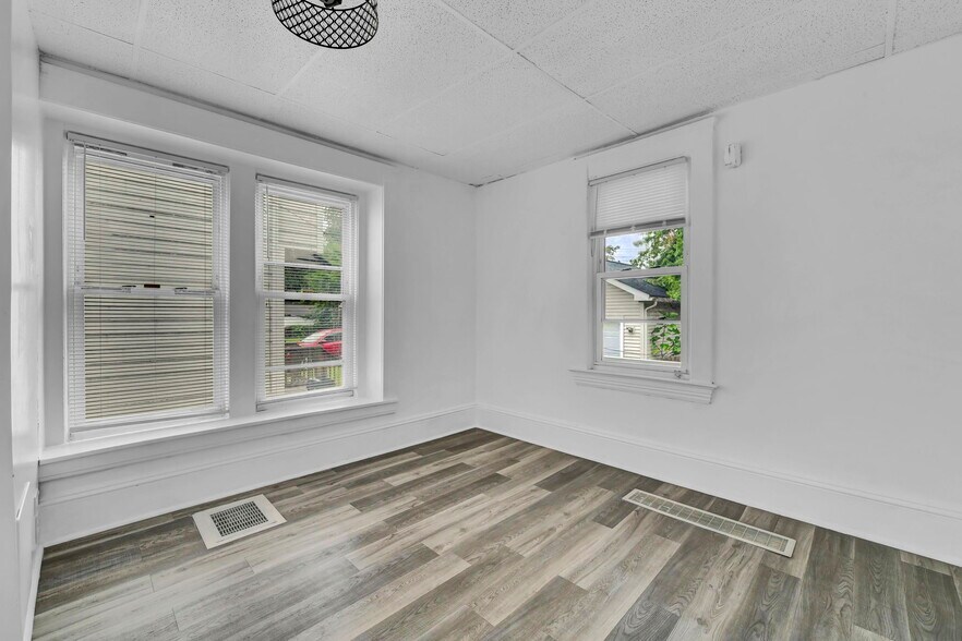 Building Photo - 1423 E 111th St