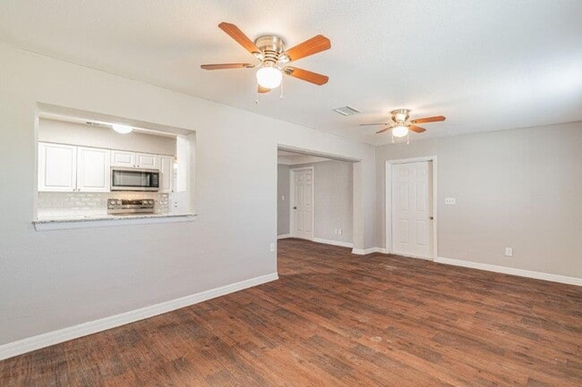 Building Photo - PRICE JUST REDUCED 3/2/1 1389 Sq. Ft. on a...