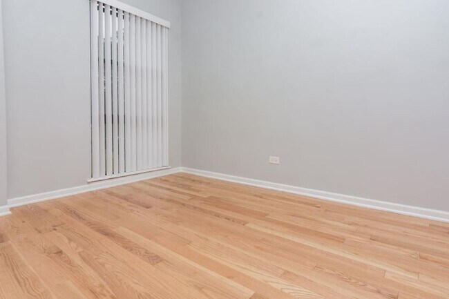 Building Photo - 2 bedroom in Chicago IL 60637