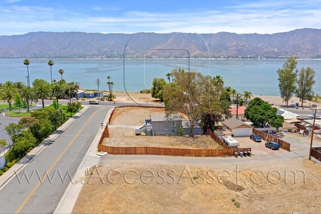 Building Photo - Charming Downstairs 2 Bed/1 Bath Unit With...