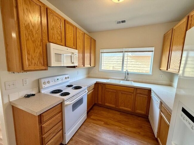 Building Photo - ***MOVE IN SPECIAL*** 2 WEEKS FREE -MUST SEE 2 Bed/2 Bath Condo in the Lakeshore at Centerra!