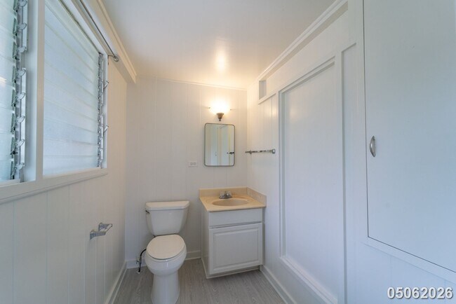 Building Photo - Available Now! 3 BD / 1.5 BA / 2 carport parking in Wahiawa
