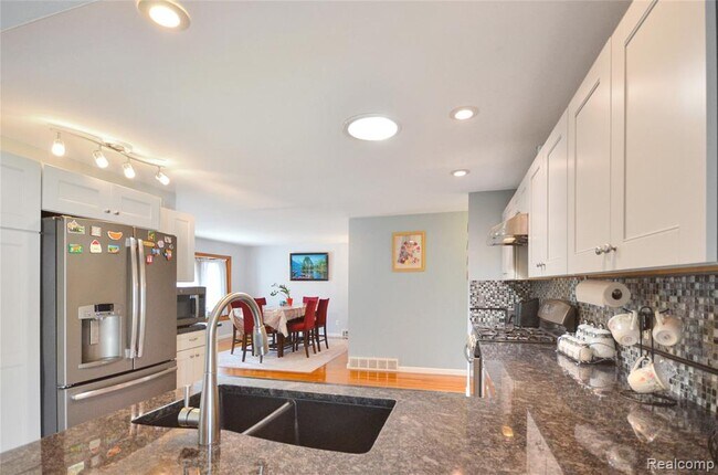 Building Photo - 37653 Longacre Dr