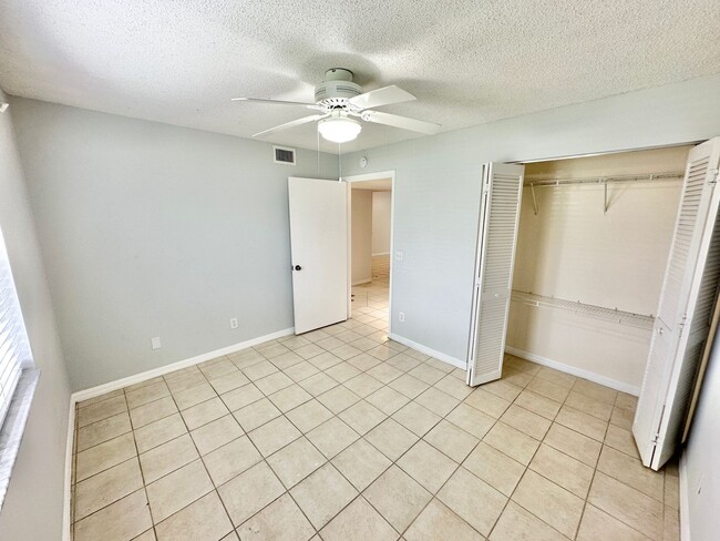 Building Photo - ** VILLAGES AT EMERALD LAKES ** 2 BED / 2 ...