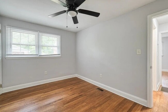 Building Photo - 215 Collins Ave