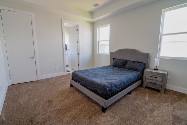 Building Photo - Modern Comfort in a Prime Location