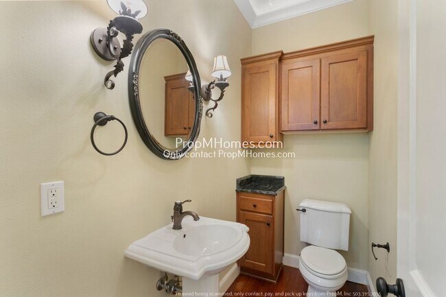 Building Photo - Luxury Two Bedroom Townhouse in NE!