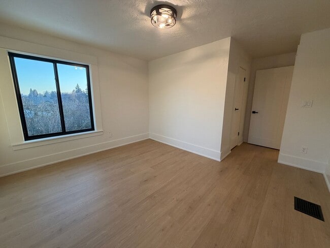 Building Photo - WAL2 - FULLY renovated 3 bed 1.5 bath Duplex on OAKWAY!