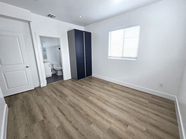 Building Photo - 3920-3922 1/2 Brighton Ave