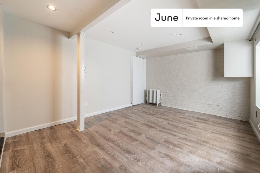 Building Photo - Room in Shared 2 bed/1 bath home in Columbia Heights