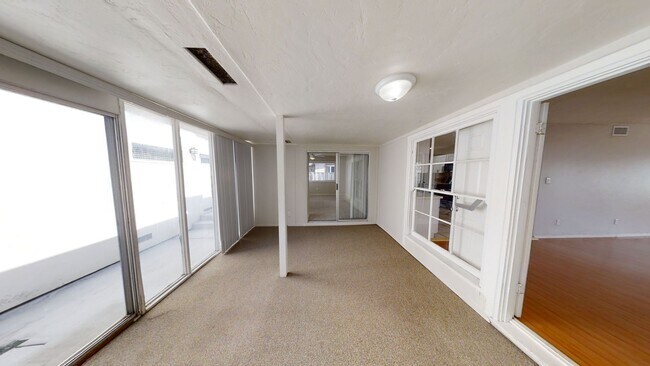 Building Photo - 4BD/2BA, Upgraded Kitchen! Sunroom!