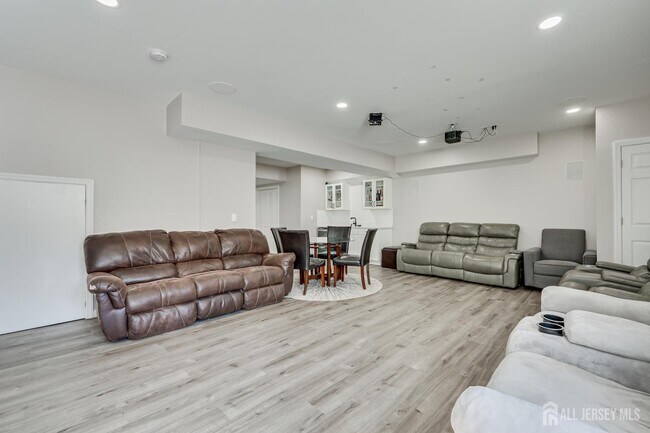 Building Photo - 14 Hyacinth Ln