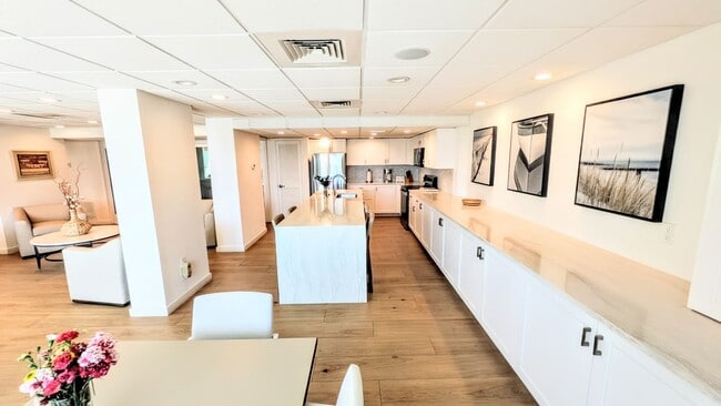 Building Photo - Seasonal/short term 2/2 condo rental with full water view on Longboat Key.