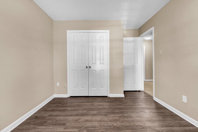 Building Photo - 5383 Twin Valley Ln