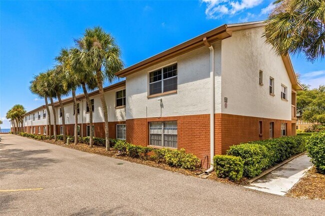 Building Photo - 650 Pinellas Point Dr S