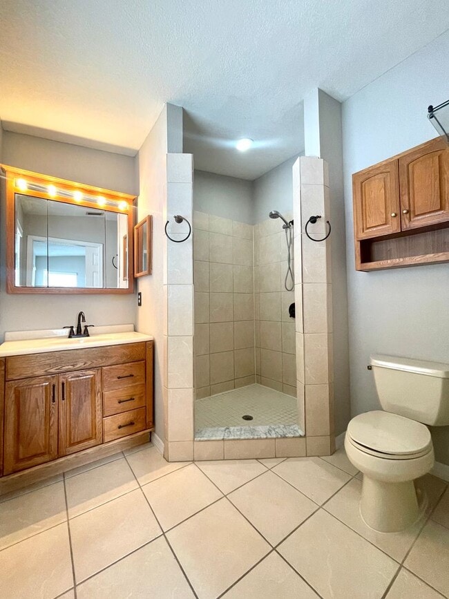 Building Photo - 3/2 ALAFAYA WOODS ADORABLE HOME in OVIEDO!