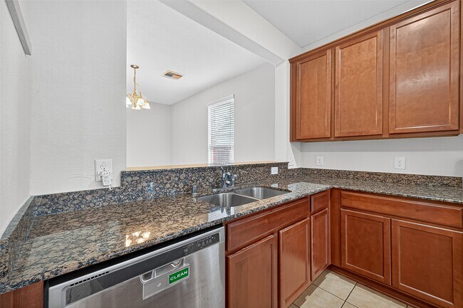 Building Photo - 1403 S Maple Dr