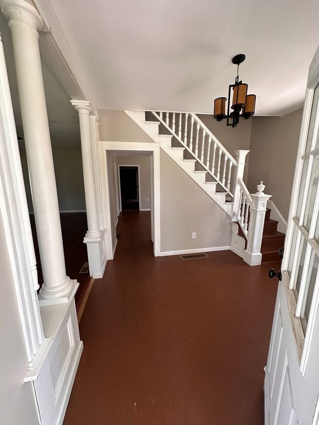 Building Photo - 5 Bedroom/1 bath Single family house