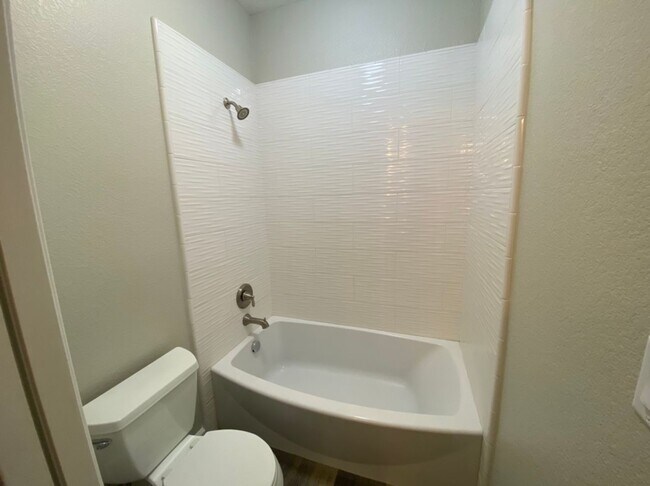 Building Photo - Country property located in Hilmar!