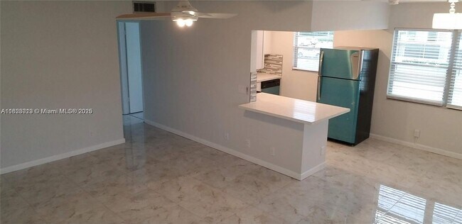 Building Photo - 564 Fanshaw N