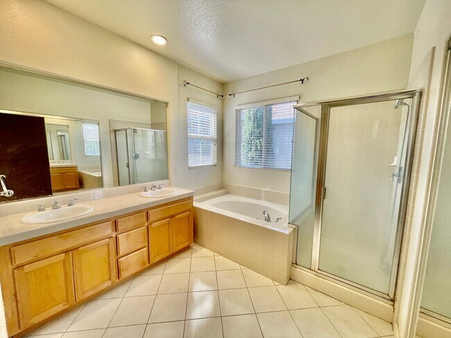 Building Photo - Perfect Shape Pleasanton Single Family Home