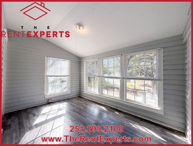 Building Photo - 206 5th St