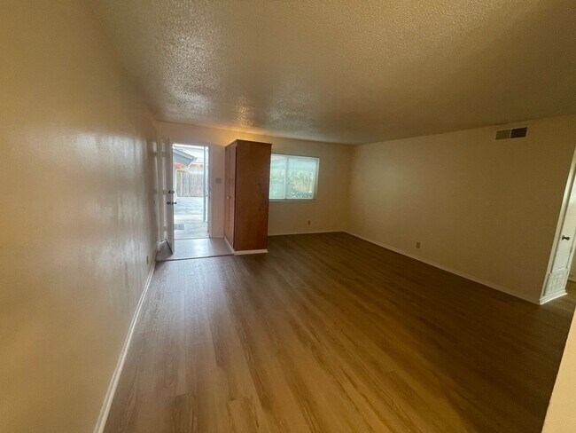 Building Photo - ONE MONTH RENT FREE!***2 Bedroom 1 Bath Unit in Rancho Cordova Available NOW!