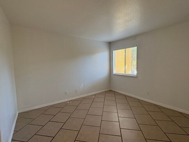 Building Photo - 1/1 Condo for Rent in Fort Myers