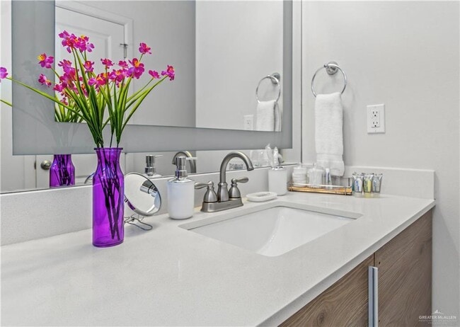 Building Photo - 12 Nightingale Ave