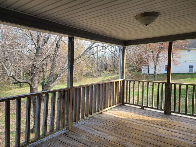 Building Photo - Charming home with wonderful yard!