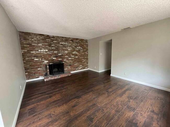 Building Photo - Great 2 Bedroom 1 Bath