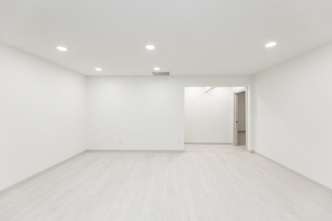 Building Photo - 7115 Falling Waters Dr