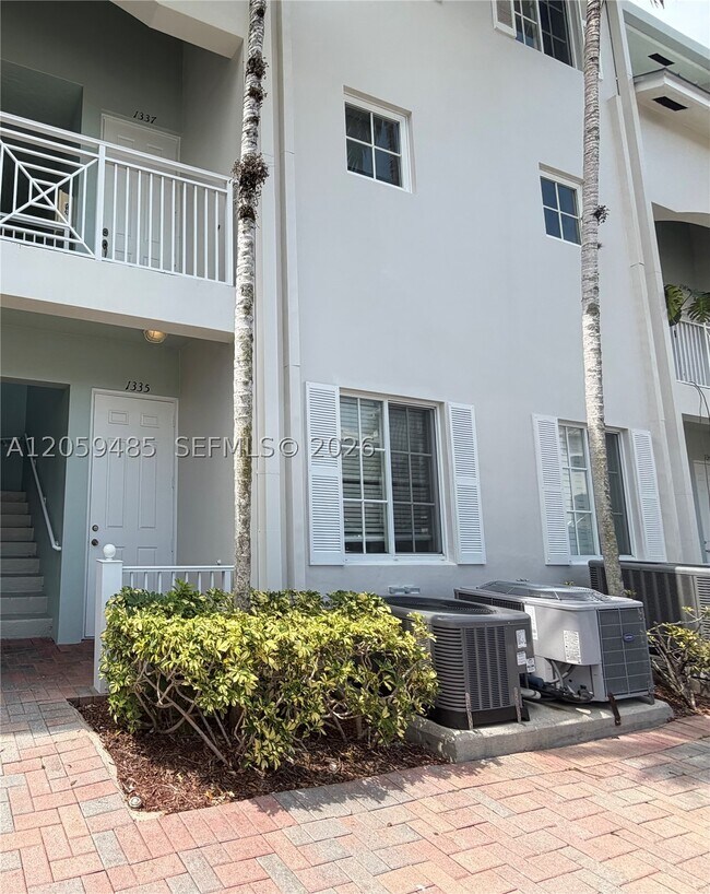 Building Photo - 1335 SW 4th Ct