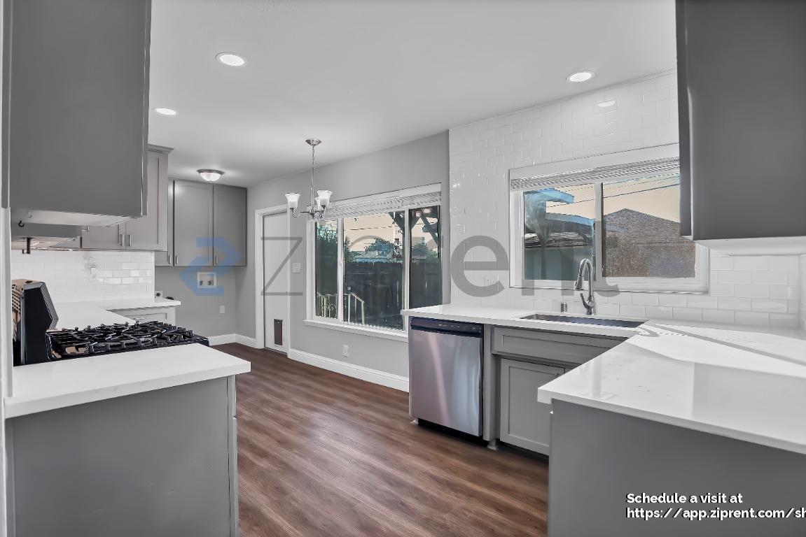 Building Photo - 1331 W Yale Ave