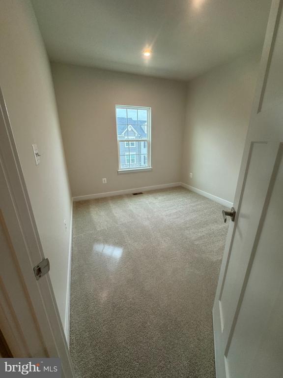 Building Photo - 275 Thoroughbred Ln
