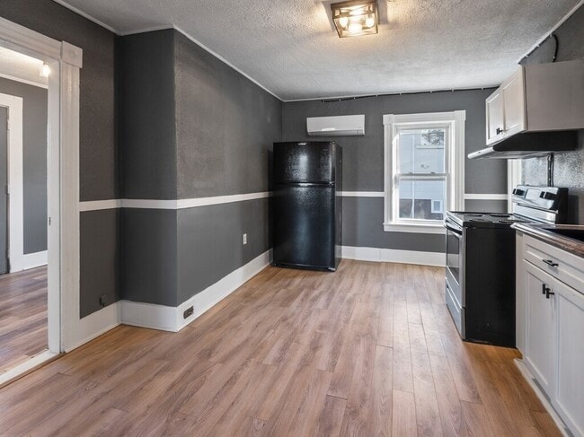 Building Photo - 52 Moran St