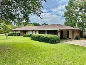 Building Photo - 503 Highland Woods Dr W