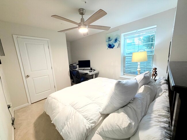 Building Photo - Private room with all utilties included