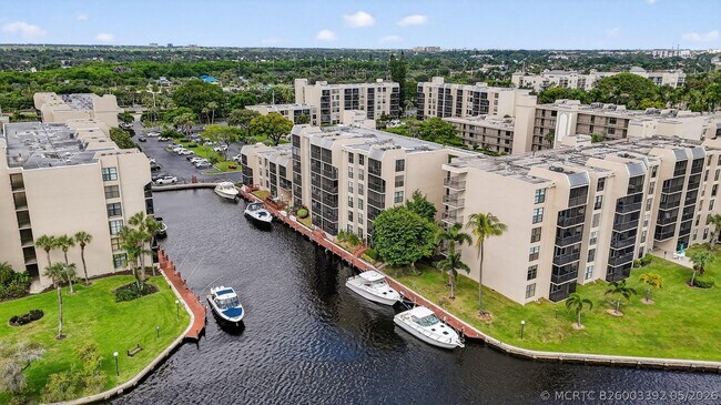 Building Photo - 8 Royal Palm Way