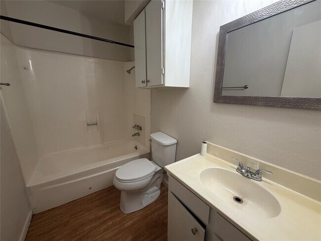 Building Photo - 421 Live Oak St