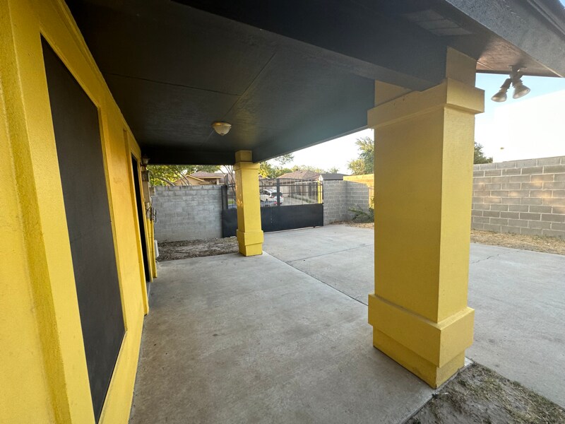 Building Photo - 409 Gaucho Ln