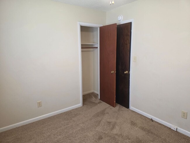Building Photo - 4 Bedroom, 1.5 bath, 1 car garage, fenced in yard, under 25 dog may be permitted