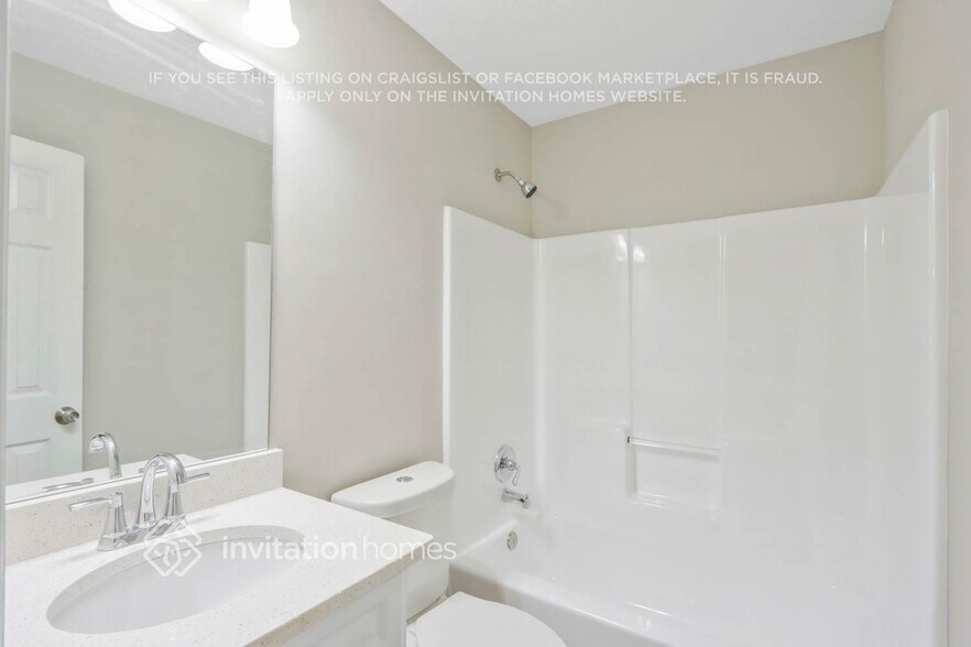 Building Photo - 300 E Country Woods Dr