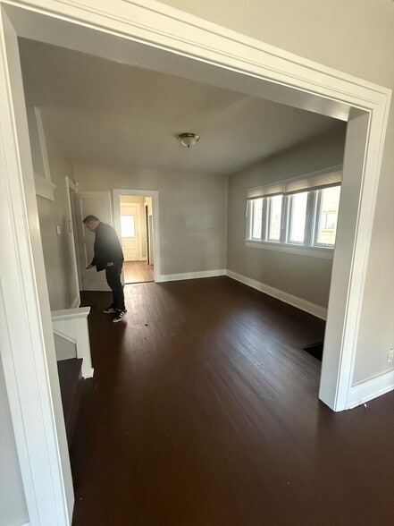 Living - 220 Rockwood Ave