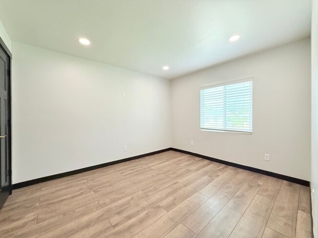 Building Photo - Beautifully Updated 2-Bedroom Home in Sandy!