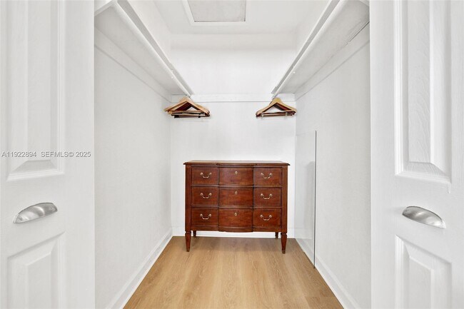 Building Photo - 1601 Bay Rd