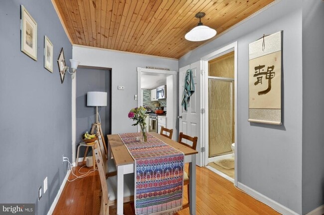 Building Photo - 416 E Flora St