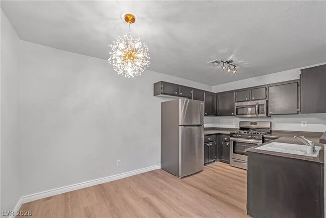 Building Photo - 555 Roxella Ln