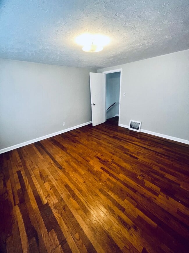 Building Photo - Large 2 bed 1 bath Duplex in Dundee!