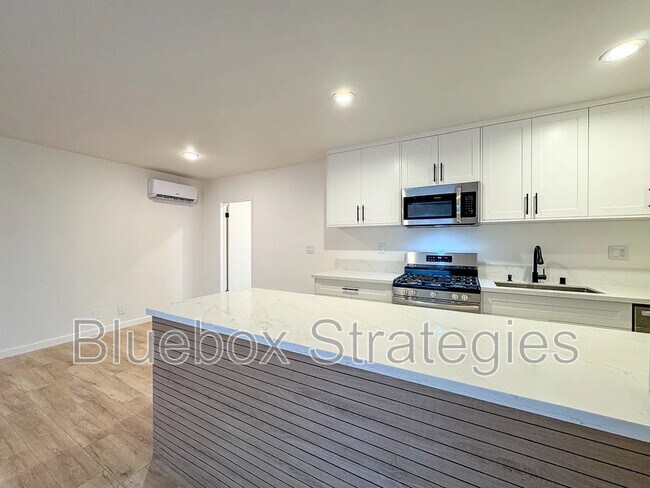 Building Photo - 606 Montana Ave